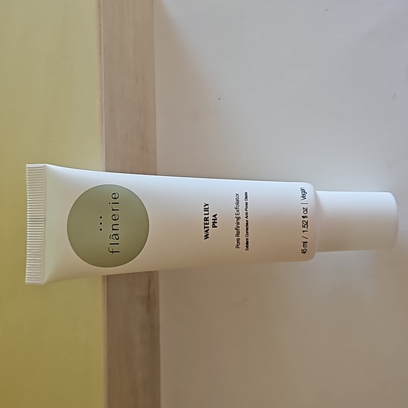 NWT Flanerie Water Lily PHA pore refining exfoliator, 45ml/1.52 fl oz - Picture 8 of 8